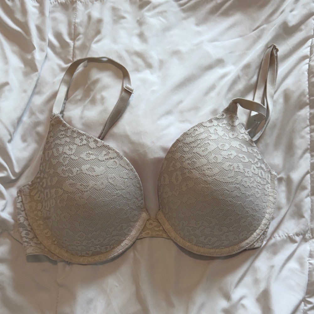 Elegant Lace Women's Bra in Cream